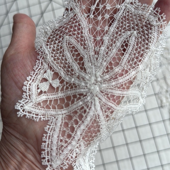 Pair of Vintage White Lace Appliqués | Floral Scrollwork Needle Lace Trim | MCM - Picture 13 of 14